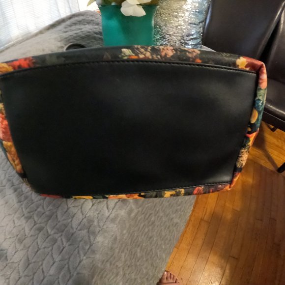 BEBE melissa floral tote purse.zip top - Picture 3 of 3